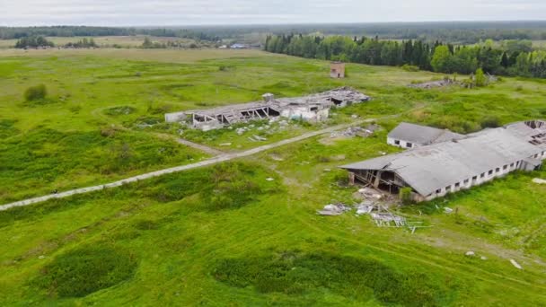 Twee verwoeste bedrijfsgebouwen - het resultaat van het uitsterven van dorpen — Stockvideo