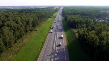 Çeyrek helikopter otoyolda uçuyor.