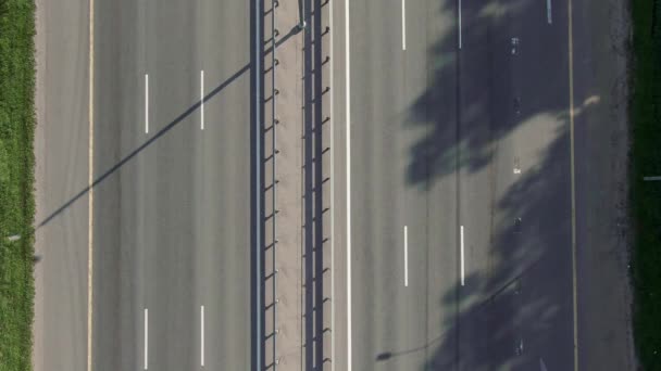 Disparar a una autopista con un dron — Vídeo de stock