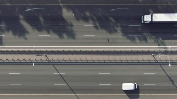 Shooting from a quadcopter of passing cars — Stock Video