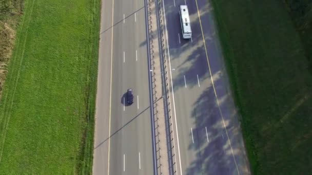 Drone voa ao longo da estrada — Vídeo de Stock