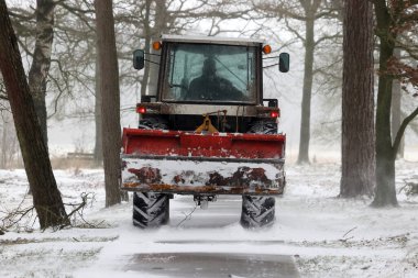Dwingelderveld, Hollanda - 7 Şubat 2021: Hollanda, Dwingelderveld 'de kar traktörü