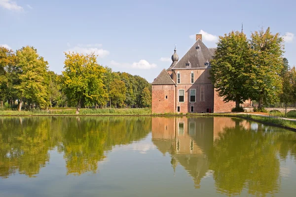 Slottet cannenburgh med park damm, Nederländerna — Stockfoto