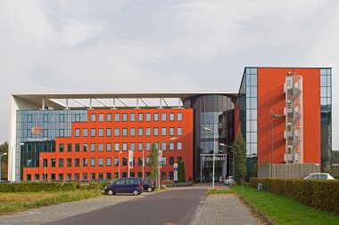 Modern konut hoogeveen içinde ışık, akşam bina netherlands