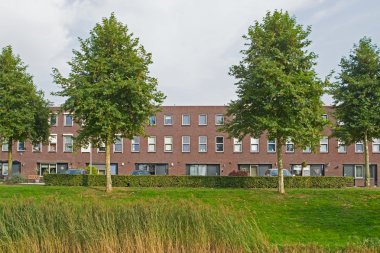 Hoogeveen, Hollanda - 19 Eylül 2014: modern konut hoogeveen akşam ışık, Hollanda