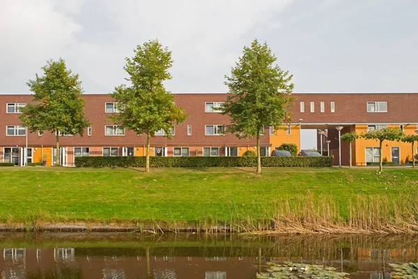 Moderno edificio residencial en Hoogeveen a la luz de la noche, Países Bajos — Foto de Stock