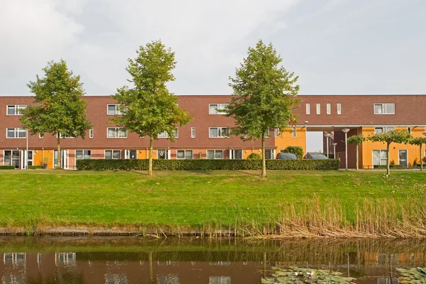 Moderno edificio residencial en Hoogeveen a la luz de la noche, Países Bajos —  Fotos de Stock