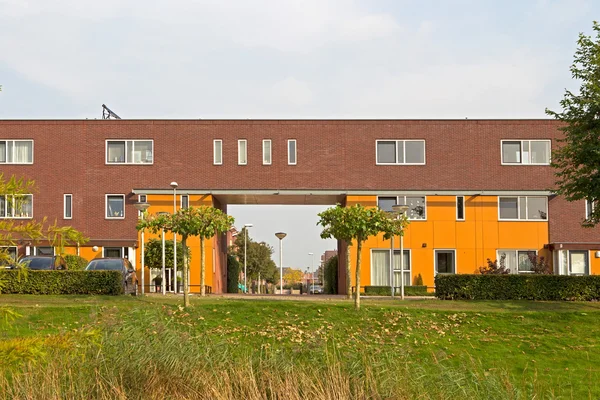 Moderno edificio residencial en Hoogeveen a la luz de la noche, Países Bajos — Foto de Stock