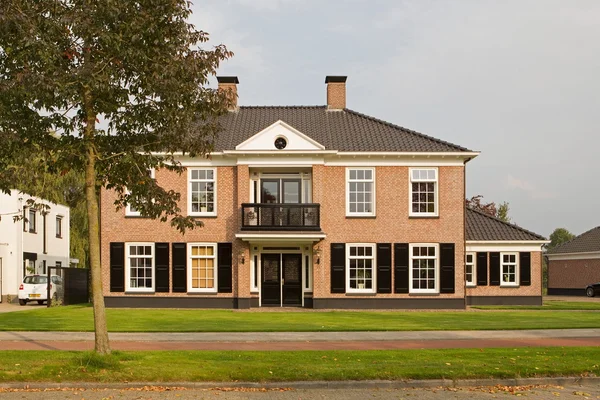 Modernes Wohnhaus in Hoogeveen im Abendlicht, Niederlande — Stockfoto