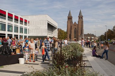 Arnhem, Hollanda - 28 Eylül 2014: seyirci walburg Meydanı Arnhem heykeller yaşayan Dünya Şampiyonası ile bağlantılı olarak.