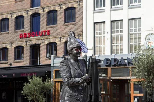 Arnhem, Netherlands - September 28, 2014: The Nightlife opportunity Korenmarkt in Arnhem, participant Living Statues World Championships. — Stock Photo, Image