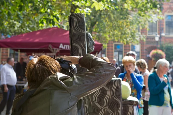 Arnhem, Holanda - 28 de setembro de 2014: fotógrafa fotografando terceiro prêmio Profs Living Statues World Championships: Poltrona (Israel ) — Fotografia de Stock