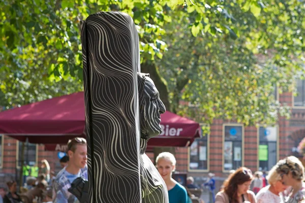 Arnhem, Nizozemsko - 28 září 2014: detail umělce 3. cena profs žijící sochy mistrovství světa: křeslo (Izrael) — Stock fotografie