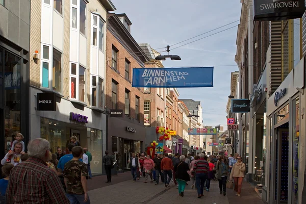 Arnhem, Nederländerna - den 28 september, 2014: shoppare på en söndag — Stockfoto