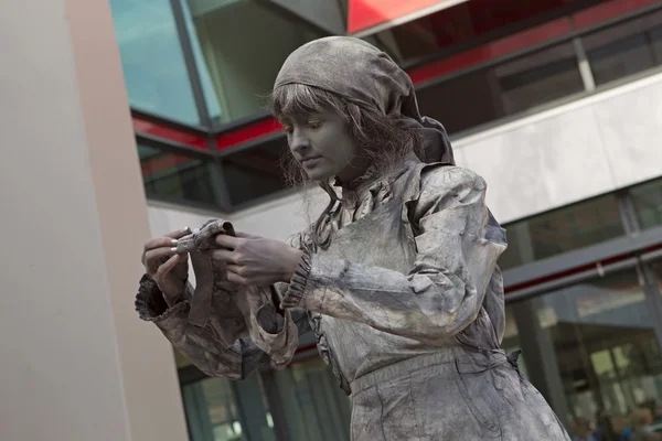 Arnhem, Netherlands - September 28, 2014: Artist imagines laundress during world championships living statues in Arnhem — Stock Photo, Image