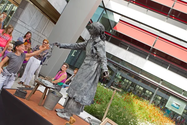 Arnhem, Netherlands - September 28, 2014: Artist imagines laundress during world championships living statues in Arnhem — Stock Photo, Image