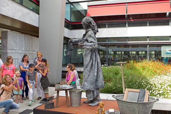 Arnhem, Netherlands - September 28, 2014: Artist imagines laundress during world championships living statues in Arnhem — Stock Photo, Image