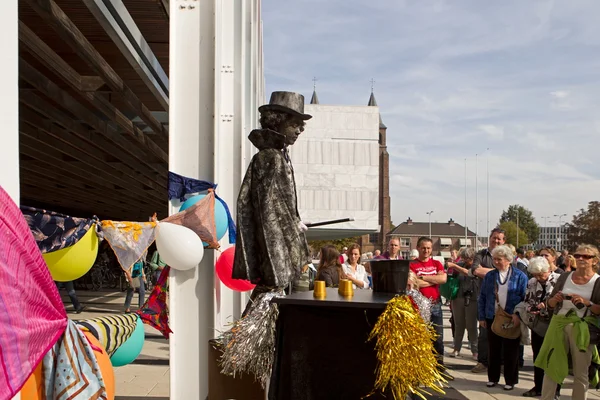 Arnhem, Netherlands - September 28, 2014: artist portrays magician during world championships living statues in Arnhem — Stock Photo, Image