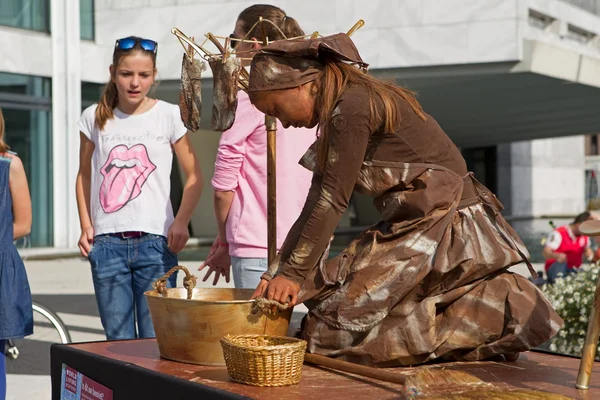 Arnhem, Netherlands - September 28, 2014: Artist imagines laundress during world championships living statues in Arnhem — Stock Photo, Image