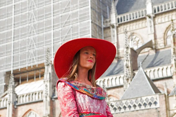 Arnhem, Netherlands - September 28, 2014: Artist with red hat at the world championships living statues in Arnhem — Stock Photo, Image