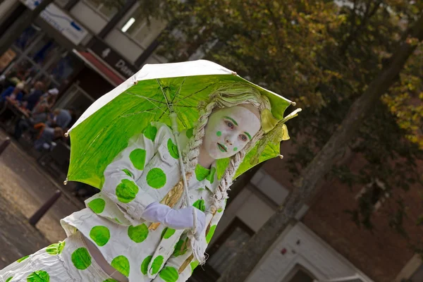 Arnhem, Niederlande - 28. September 2014: Mädchen im grün gepunkteten Anzug mit Regenschirm während der Weltmeisterschaften lebende Statuen in arnhem — Stockfoto
