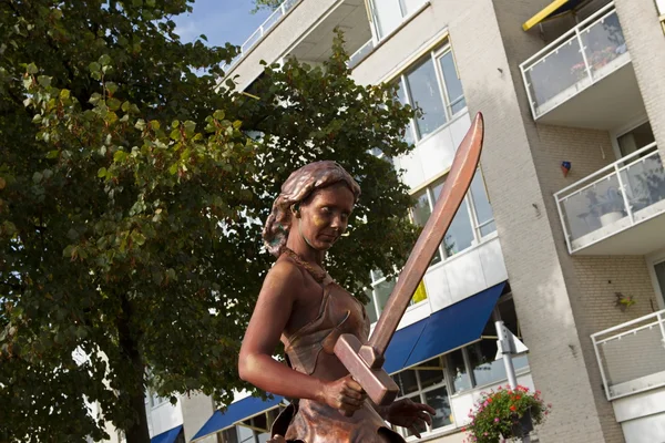 Arnhem, Paesi Bassi - 28 settembre 2014: ragazza con la spada ai campionati del mondo di statue viventi ad Arnhem — Foto Stock