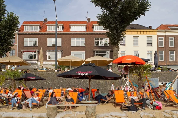 Arnhem, Nederländerna - den 28 september, 2014: rhine quay med restauranger i arnhem. — Stockfoto