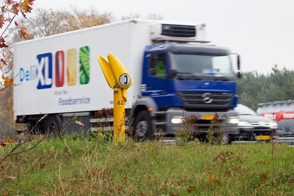 Arnhem, Hollanda: 6 Kasım 2014 - A50 Koningsheide Arnhem yakınındaki yolda Anwb telefon — Stok fotoğraf