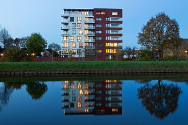 Akşam Hoogeveen kanalda yer alan bina fotoğrafı