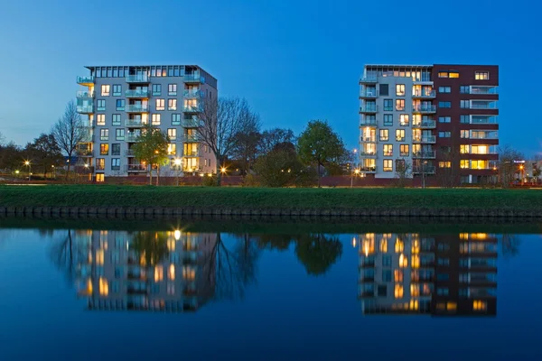 Gece görünümü Hoogeveen kanalda bulunan binaların — Stok fotoğraf