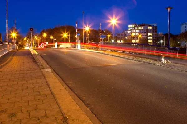 A pillangó-híd, a forgalom Hoogeveen este fénykép — Stock Fotó