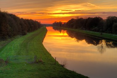 Günbatımı üzerinde canal, Hollanda