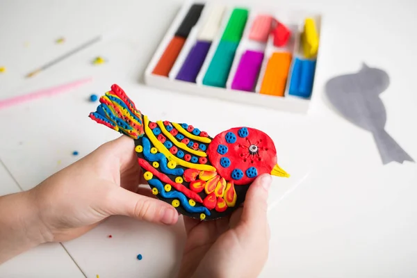 Çocuklar için plastik el işi. Kil kuş. Çocuk sanatı ve yaratıcılığı.