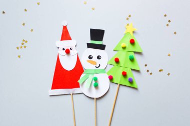 Çocuklar için kağıt işi. Kardan adam, Noel Baba ve mavi arka planda Noel ağacı. Çocuklar için sanat yaratmak. yeni yıl konsepti