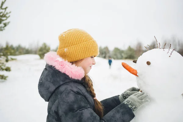 Child Sculpts Makes Snowman Outdoors Kids Fun Winter — Stock Photo, Image