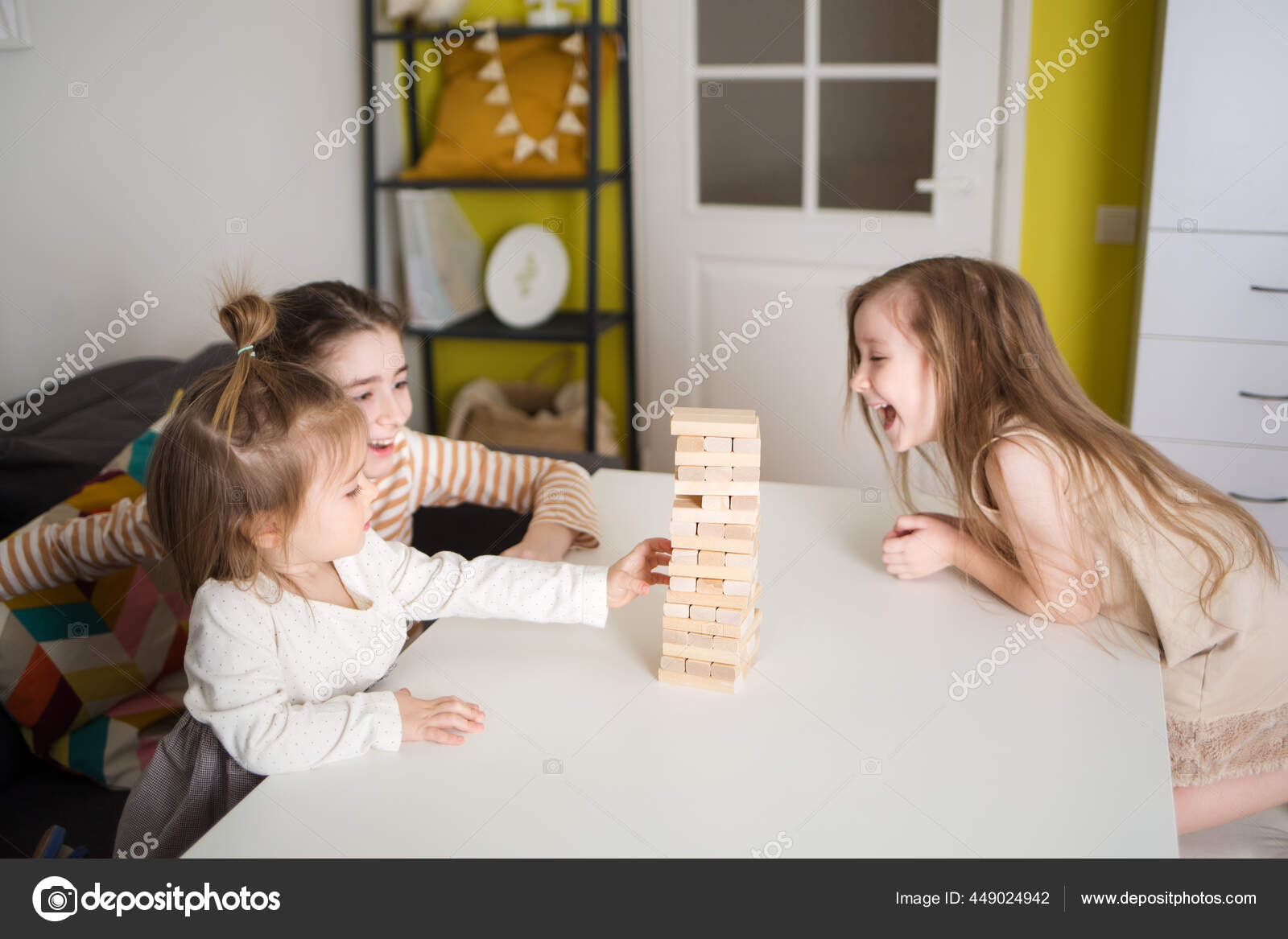 Enfants Jouent Jeu Société Jenga Filles Construisent Tour Blocs Bois image  libre de droit par phbodrova © #449024942