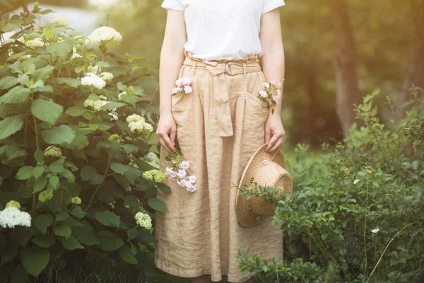 Bloemen Struiken Zomer Siertuin Meisjesvrouw Linnen Rok Hoed Het Pad — Stockfoto