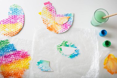 Kartondan yapılmış tavuk yapma süreci - yumurta standı. Paskalya dekoru. çocuklar için zanaat