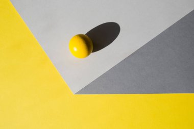 Kağıt yaprakları üç boyutlu küp yanılsaması yaratır. Sert gölgeli top. 2021 yılının trend renklerinde geometrik arkaplan.