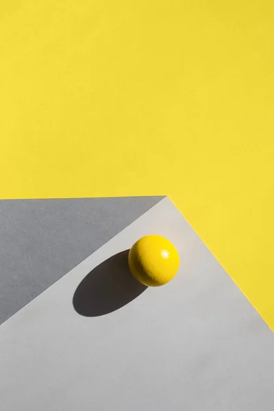 Papierbögen Erzeugen Die Illusion Eines Dreidimensionalen Würfels Ball Mit Hartem Stockbild