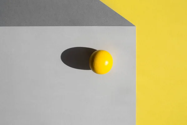 Papierbögen Erzeugen Die Illusion Eines Dreidimensionalen Würfels Ball Mit Hartem Stockbild