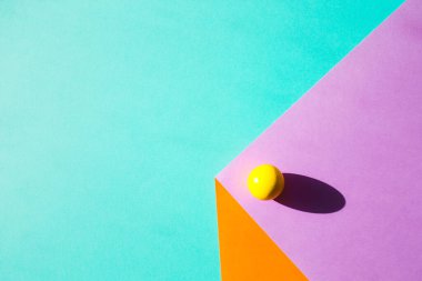 Kağıt yaprakları üç boyutlu küp yanılsaması yaratır. Sert gölgeli top. Parlak renklerle geometrik arkaplan