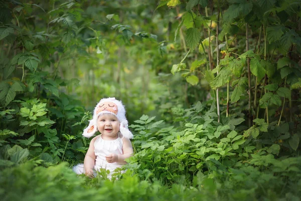 Bebé Vestido Una Oveja Verano Jardín Hierba — Foto de Stock