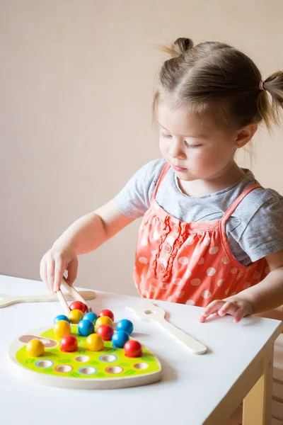 Liten Baby Lägger Bollar Med Pincett Hål Begrepp Finmotorik Utveckling — Stockfoto