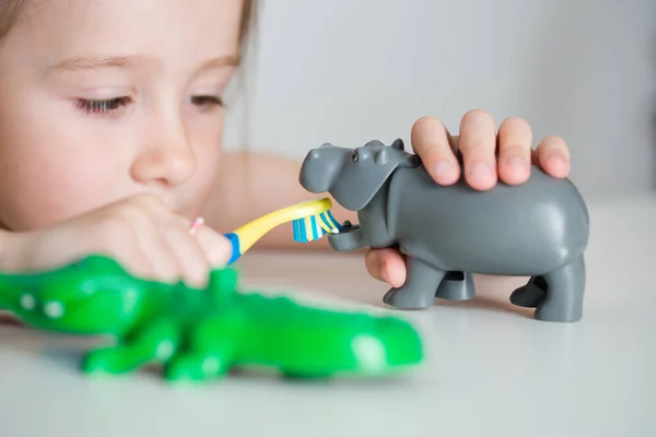 Criança Feliz Escova Dentes Com Brinquedo Jogo Divertido Como Ajuda — Fotografia de Stock
