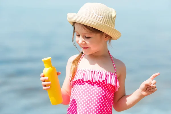 Child Applying Sunblock Cream Girl Holding Sunscreen Lotion Hand Sun — Stock Photo, Image