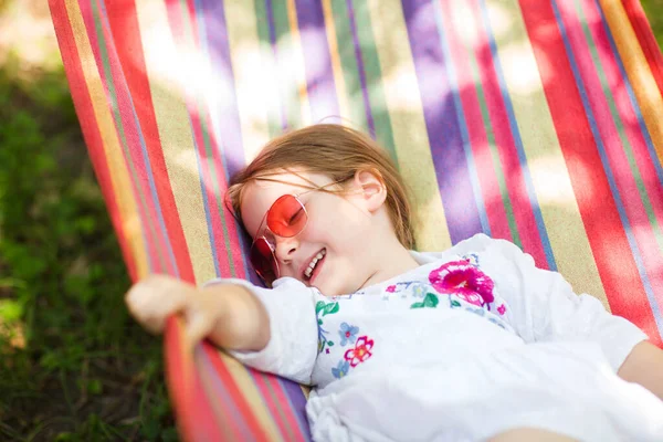 Niña Caucásica Está Acostada Hamaca Multicolor Patio Trasero Patio Aire — Foto de Stock