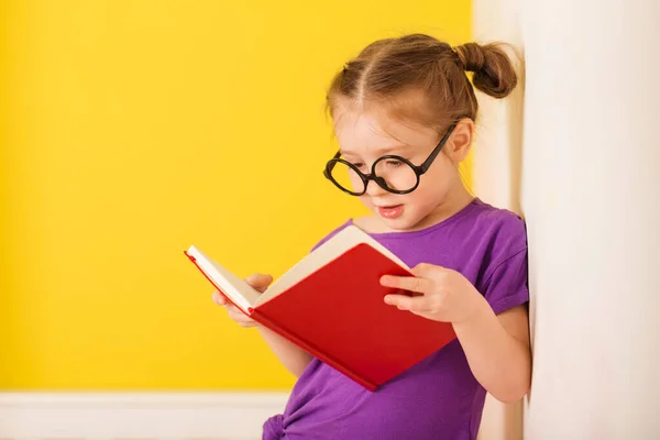 Flickan Håller Läroboken Barnet Läser Bok Lilla Söta Kaukasiska Rolig — Stockfoto