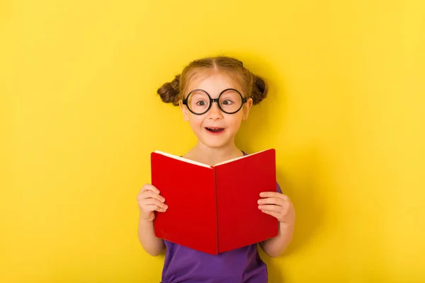 Κοριτσάκι Κρατά Βιβλίο Βιβλίο Και Έκπληκτος Μικρό Χαριτωμένο Καυκάσιο Αστείο Εικόνα Αρχείου