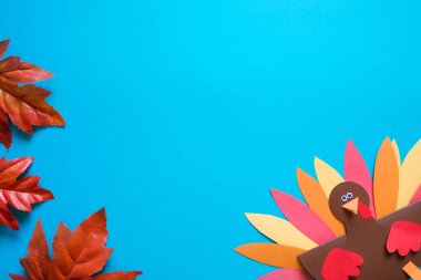 Kopyalama alanı olan mavi arkaplan. Çocuklar için kağıt işi. Şükran Günü için yapılmış hindiler. çocuklar için sanat oluştur.